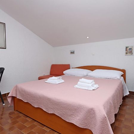 Apartments With A Parking Space Kornic, Krk - 415 מראה חיצוני תמונה